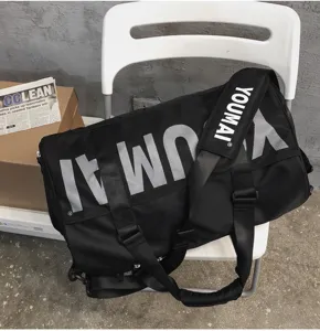 Grand sac de sport avec compartiment chaussures et separation humide sec pour voyage et fitness.