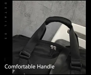 Gros plan de la poignee du sac de sport noir, prise en main confortable et double fermeture.