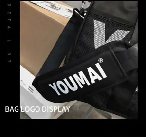 Gros plan sur les détails de la sangle et de la poche en filet de ce sac de sport noir.