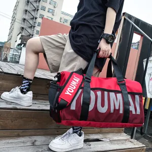 Grand sac de sport rouge avec compartiment à chaussures et séparation étanche pour voyage.