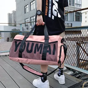 Grand sac de sport rose avec compartiment chaussures et separation sec humide pour voyage.