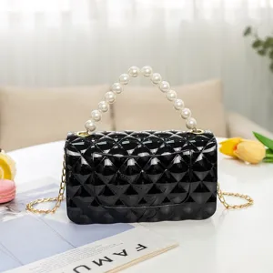 Schwarze gesteppte Jelly-Handtasche mit elegantem Perlenhenkel und stylischem Kettenriemen.