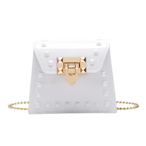 Weiße Jelly Umhängetasche für Damen, modische Nieten Schultertasche mit goldener Kette.