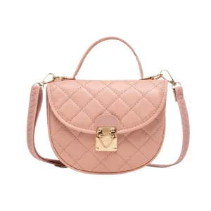 Rosa gesteppte Satteltasche für Damen, elegante Handtasche mit edlem Schlossverschluss.