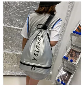 Zaino in pelle metallizzata argentata con vano scarpe separato per viaggi e palestra.