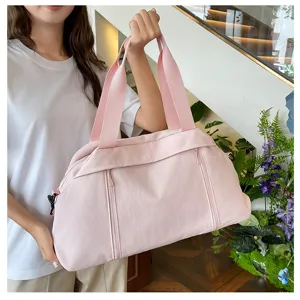 Grande borsa da viaggio rosa da donna, borsa sportiva e da yoga leggera con comoda tracolla.