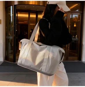 Detailansicht einer großen Reisetasche mit Karomuster für Fitness und Reisen.