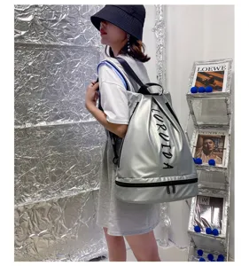 Zaino in membrana argentata con scomparto scarpe separato, ideale per viaggi e fitness.