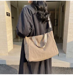 Minimalist large capacity puffer tote bag detail, casual canvas shoulder bag for daily use.