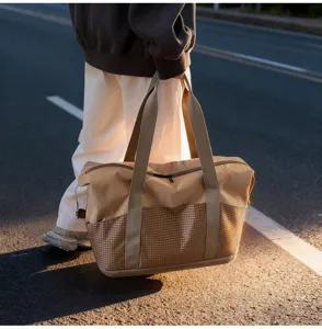 Große Fitnesstasche mit Nass-Trocken-Trennung und Karomuster, ideal für Sport und Reisen.