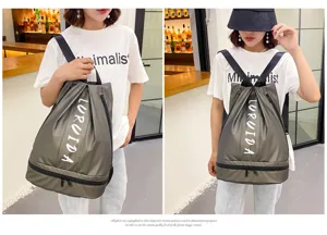 Zaino in pelle impermeabile con scomparto scarpe e separazione per viaggio e fitness.