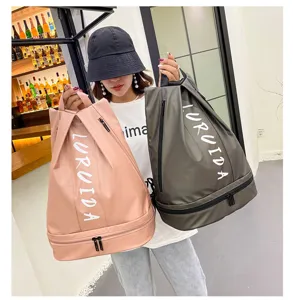 Vista dettagliata dello zaino da fitness con separazione asciutto-bagnato e scomparto scarpe.