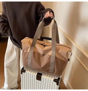 Grosse Reise Reisetasche mit stilvollem Karomuster fur Fitnessstudio und Sportaktivitat.