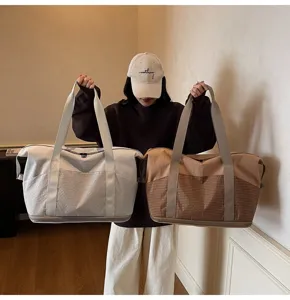 Große Fitness- und Reisetasche mit Nass-Trocken-Trennung und stilvollem Karomuster Detail.