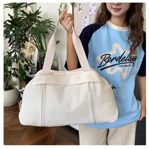 Vista dettagliata della grande borsa da viaggio beige con tasche a doppia cerniera per lo sport.