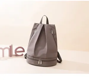 Vista di dettaglio dello zaino leggero in tessuto oxford con scomparto inferiore e zip.