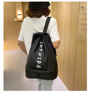 Zaino nero impermeabile con scomparto per scarpe separato per fitness e viaggi.