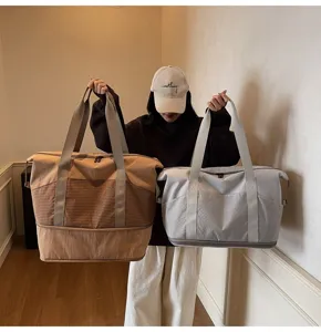 Detailansicht der großen Reisetasche mit NassTrocken Trennung und stilvollem Karomuster Design.