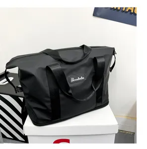 Borsa da viaggio sportiva nera impermeabile grande capacità con manici resistenti pratici.