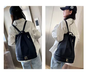 Primo piano dei dettagli dello zaino nero che mostra spallacci e resistente tessuto oxford.