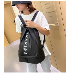 Dettaglio dello zaino nero impermeabile con logo bianco verticale e comodi spallacci regolabili.