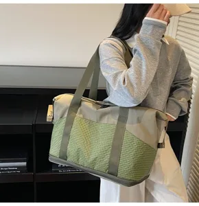 Detailansicht der großen Reisetasche, Sporttasche mit Nass-Trocken-Trennung und grünem Karomuster.