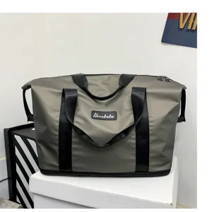 Vista dettagliata della grande borsa da viaggio con tessuto impermeabile e manici.