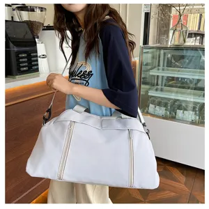 Primo piano dettagliato della grande borsa da viaggio e sport grigia chiara in caffetteria.
