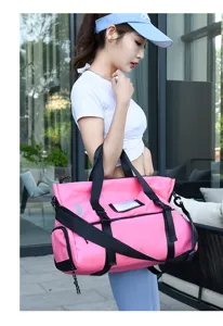 Borsa da palestra rosa con scomparto scarpe e separazione umida per viaggi fitness.