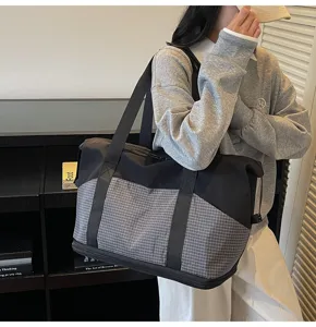 Große Kapazität Fitness Tasche Reisegepäck mit Nass Trocken Trennung und kariertem Design.