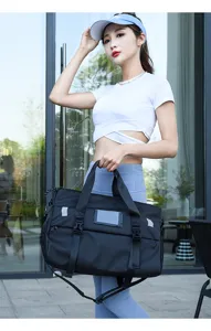 Grande borsa sportiva nera con tracolla, ideale per il fitness e i viaggi quotidiani.