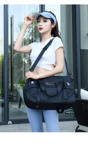 Grande borsa sportiva nera con tracolla per fitness, allenamento e viaggi all'aperto.