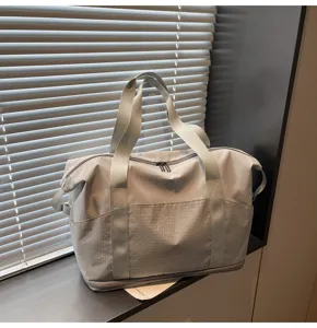 Große graue Reisetasche mit Karo-Muster, perfekt für Fitnessstudio und Sportaktivitäten.