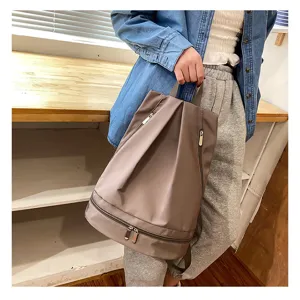 Pratico zaino grigio in tessuto oxford con cerniere resistenti per l uso quotidiano.