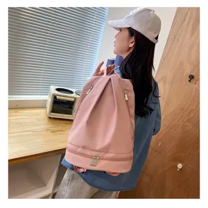 Vista dettagliata dello zaino da viaggio fitness in tessuto oxford rosa con scomparto scarpe.