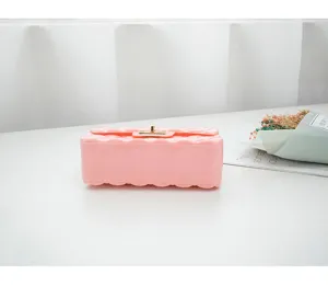 Rosa gesteppte Jelly Umhängetasche Detail, modische süße Sommertasche mit Drehverschluss.