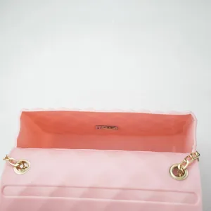 Modische rosa gesteppte Jelly Umhängetasche mit goldener Kette für stilvolle Frauen.