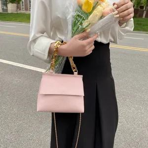 Rosa PU Leder Umhängetasche für Damen mit modischem goldfarbenen Kettenriemen schick.
