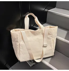 Minimalist quilted tote bag with large capacity, shoulder strap and casual daily design.
