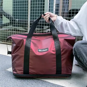 Grande borsa da viaggio impermeabile sportiva con separazione umido secco e manici resistenti.