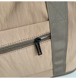 Nahaufnahme der khakifarbenen Sporttasche mit strapazierfähigem Nylon und sicherem Reißverschluss.
