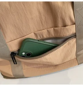 Detailaufnahme der khaki Nylon Sport- und Reisetasche mit praktischem Reißverschlussfach.