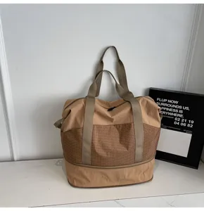 Detailansicht der grossen Fitness-Reisetasche mit nassem trockenem Fach und Karo-Tasche.