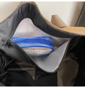 Detailansicht des großen wasserdichten Fitness-Taschen-Innenfachs für nasse Sachen.