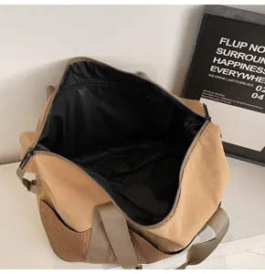 Detaillierte Innenansicht der großen Reisetasche mit offenem Fach und Karomuster unten.