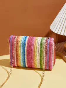 Bunte geflochtene Stroh Umhängetasche mit goldener Kette für moderne modische Damen.