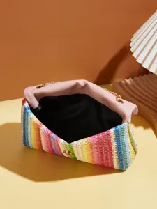 Bunte gewebte Umhängetasche mit rosa Rand, goldener Kette und stilvollem Designdetail.