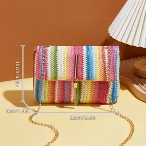Bunte gewebte Stroh-Umhängetasche mit Metallkette und Quasten-Verschluss für Damenmode.
