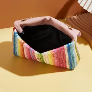 Bunte Stroh Umhängetasche mit rosa Klappe und goldener Kette für Damen stilvoller Alltag