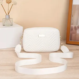 Weiß gesteppte Umhängetasche für Damen, elegante Kameratasche mit breitem Riemen und tollem Stil.